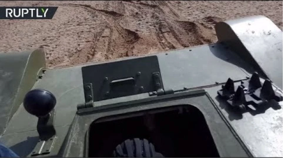 Aρμα μάχης Τ-60 περνάει πάνω από Ρώσο και… – Βίντεο